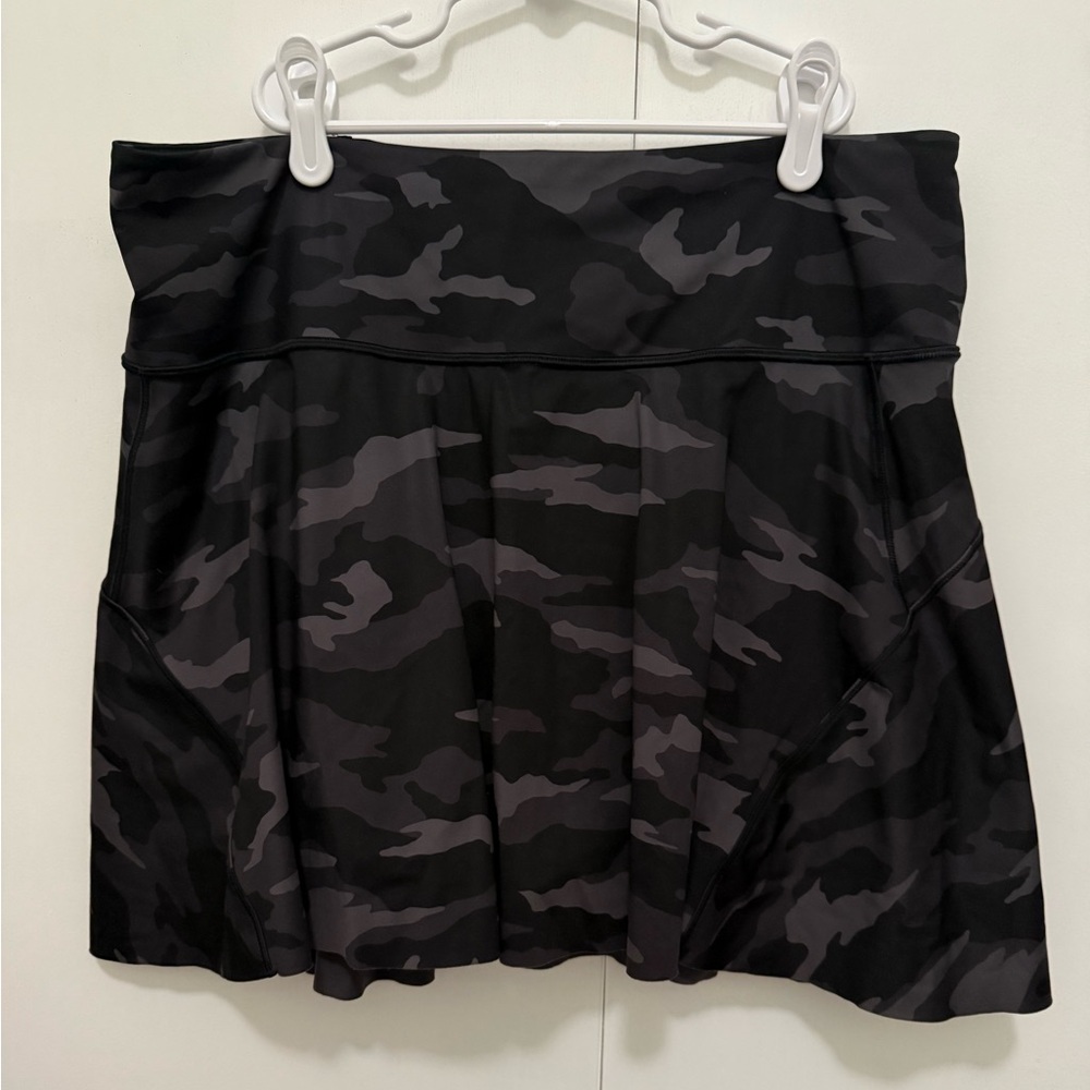 Athleta Ruffle Hem Takeoff Running Skort in Black Camo, Size Large